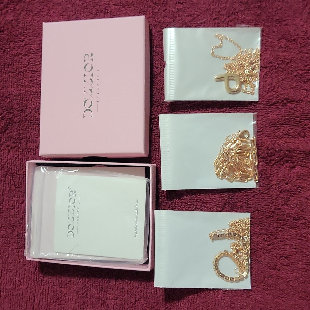 NWOT,  DOZZIOR 14k plated women's layered necklace.